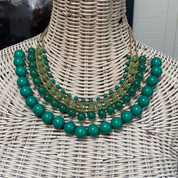 Jewelry - Green drippy statement necklace